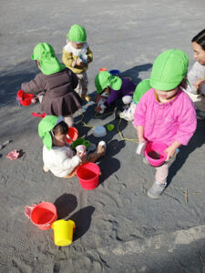 ぴーまん保育園弘明寺 製作 散歩