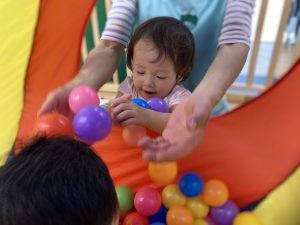 保育園　ボール遊び