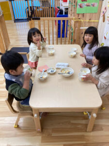 ぶどう組　２歳　食事　給食　食具