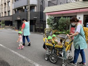 ぴーまん保育園弘明寺、散歩