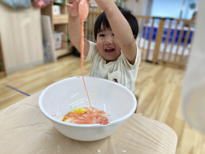 ぴーまん保育園弘明寺　片栗粉遊び