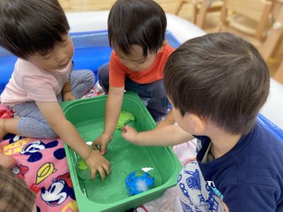 ぴーまん保育園弘明寺、氷遊び